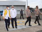 Kapolda Kaltim Irjen Pol Drs. Imam Sugianto, M.Si sambut kedatangan Asops Kapolri Irjen. Pol. Agung Setya Imam Effendi, S.H., S.I.K., M.Si. di VIP Room Bandara SAMS Balikpapan, Selasa (2/8/2022). Foto: HO/Humas Polda Kaltim.