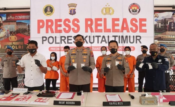 Satreskoba Polres Kutim berhasil bekuk lima orang tersangka pengedar narkoba jenis sabu-sabu dan barang bukti di Kabupaten Kutai Timur (kutim), Kalimantan Timur (kaltim). Foto: HO/Humas Polda Kaltim.