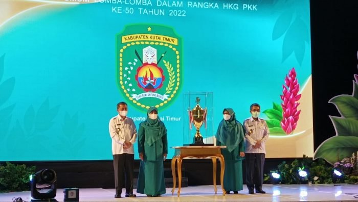 Wagub Kaltim H Hadi Mulyadi Serahkan Piala Juara Umum Hari Kesatuan Gerak (HKG) PKK ke-50 tingkat Provinsi Kaltim kepada Ketua TP PKK Kutim Hj. Siti Robiah Ardiansyah didampingi Bupati Kutai Timur H Ardiansyah Sulaiman. Foto: BorneoFlash.com/Niken.