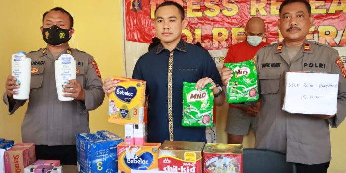Satuan Reserse Kriminal Polres Berau Amankan Pasutri dan Tetangga Asal Balikpapan Pembobol 8 Minimarket di Kecamatan Teluk Bayur, Saat Konferensi Pers pada Rabu (3/8/2022). Foto: HO/Humas Polda Kaltim.