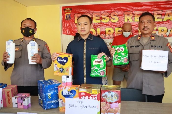 Satuan Reserse Kriminal Polres Berau Amankan Pasutri dan Tetangga Asal Balikpapan Pembobol 8 Minimarket di Kecamatan Teluk Bayur, Saat Konferensi Pers pada Rabu (3/8/2022). Foto: HO/Humas Polda Kaltim.