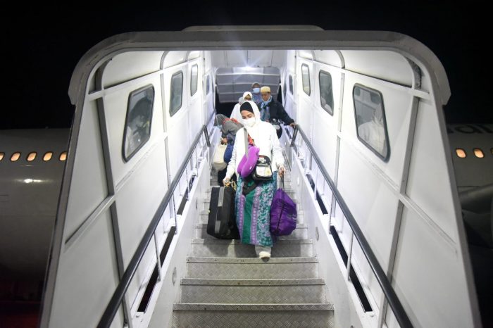 Kedatangan jamaah haji kloter pertama di Bandar Udara Internasional Sultan Aji Muhammad Sulaiman (SAMS) Sepinggan Balikpapan, Kamis (4/8/2022). Foto:BorneoFlash.com/Ist.