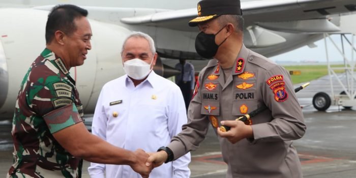 Kapolda Kaltim Sambut Kedatangan Panglima TNI di Benua Etam  