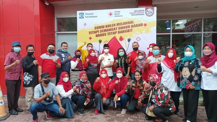 Wali kota Balikpapan saat menghadiri Hari Ulang Tahun (HUT) ke 4 RDDB dan HUT ke 77 Kemerdekaan RI dengan melaksanakan Donor Darah Sukarela, di Palang Merah Indonesia (PMI) Balikpapan, Sabtu (6/8/2022). Foto: BorneoFlash.com/Niken.