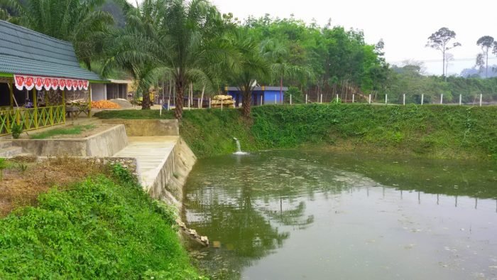 Fasilitas Pemancingan di objek wisata Goa Tengkorak, antara kolam dan sungai dihubungkan dengan pipa paralon, sehingga air sungai mengalir ke kolam. Foto: BorneoFlash.com/Aas.