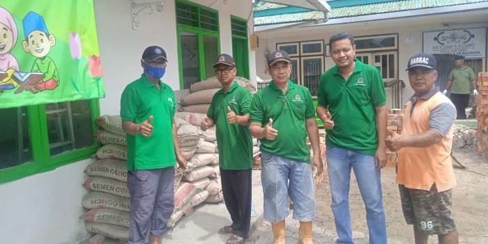 LPM Gunung Samarinda bergerak membantu pembangunan Masjid Ar Raudhah di RT 08 Kelurahan Gunung Samarinda, di RT 08 Kelurahan Gunung Samarinda, Minggu (7/8/2022). Foto: BorneoFlash.com/Niken.