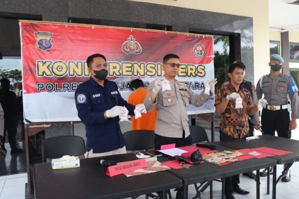 Polres Penajam Paser Utara (PPU) mengamankan narkotika jenis sabu seberat 304,15 gram dari tangan seorang tersangka, Dalam konferensi pers yang digelar Jumat (5/8/2022). Foto: HO/Humas Polda Kaltim.