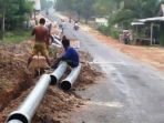 Proses Penyambungan jaringan baru pipa air bersih Untuk Masyarakat Kampung Jambuk Makmur, Kecamatan Bongan Kabupaten Kutai Barat (Kubar). Foto: BorneoFlash.com/Ist.
