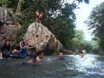 Lokasi wisata air Loyu Bile hanya sekitar 500 meter dari jalan poros lintas Provinsi Kaltim-Kalsel. Foto: BorneoFlash.com/Ist.