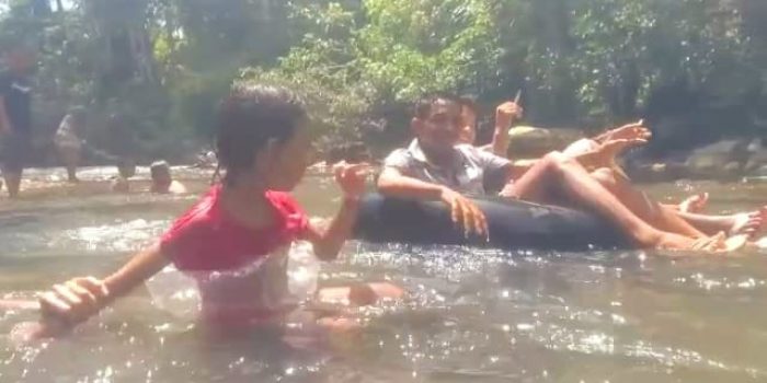 Air Sungai Loyu Bile yang mengalir jernih, sehingga batu dan kerikil di dasar sungai yang airnya tidak begitu dalam dapat terlihat jelas. Foto: BorneoFlash.com/Ist.
