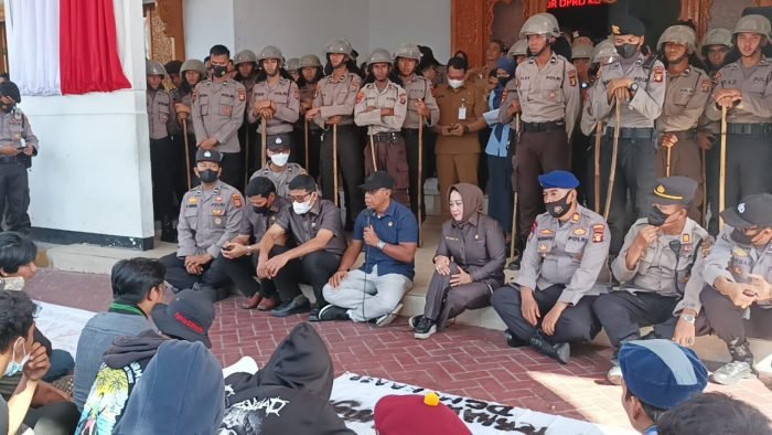 Aliansi Penyelamat Demokrasi mendatangi Dewan Perwakilan Rakyat Daerah (DPRD) Kota Balikpapan untuk menyampaikan tuntutan dan rekomendasi terkait Rancangan Kitab Undang-Undang Hukum Pidana (RKUHP), di Halaman Kantor DPRD Balikpapan, Senin (8/8/2022). Foto: BorneoFlash.com/Niken.