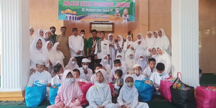 Peringati 10 Muharram, Majelis Taklim Raudhatul Jannah RT 13 Graha Indah Berikan Santunan Anak Yatim dan Piatu 