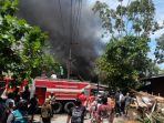 Petugas saat memadamkan kobaran api yang terjadi di wilayah RT 27 dan RT 30 Kelurahan Klandasan Ulu, Kecamatan Balikpapan Kota, Selasa (9/8/2022). Foto: BorneoFlash.com/Niken.