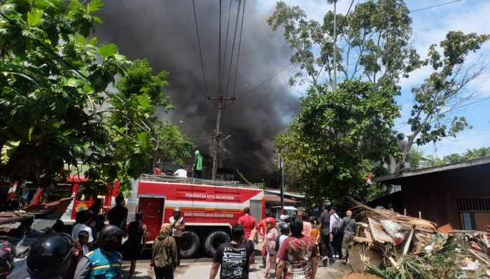 Petugas saat memadamkan kobaran api yang terjadi di wilayah RT 27 dan RT 30 Kelurahan Klandasan Ulu, Kecamatan Balikpapan Kota, Selasa (9/8/2022). Foto: BorneoFlash.com/Niken.