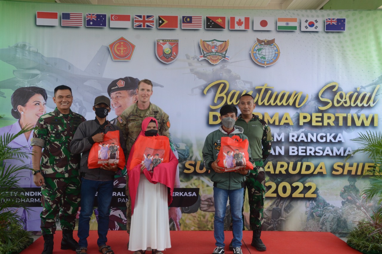 Ketua Umum Dharma Pertiwi Serahkan Bantuan Paket Sembako untuk Masyarakat Amborawang  