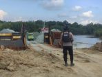 Personel Ops Nusantara Polda Kaltim saat melaksanakan pengamanan di wilayah pelabuhan Bumdes, Kamis (11/8/2022). Foto: HO/Humas Polda Kaltim.