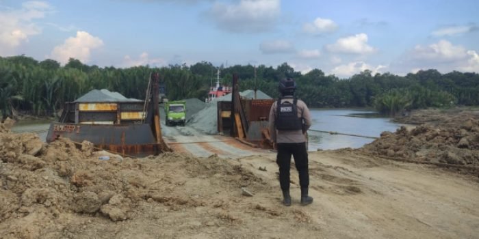 Personel Ops Nusantara Polda Kaltim Laksanakan Pengamanan Bongkar Muat Material Pembangunan IKN  