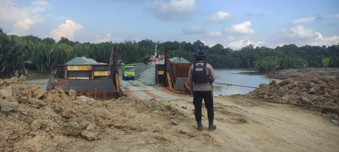 Personel Ops Nusantara Polda Kaltim Laksanakan Pengamanan Bongkar Muat Material Pembangunan IKN  