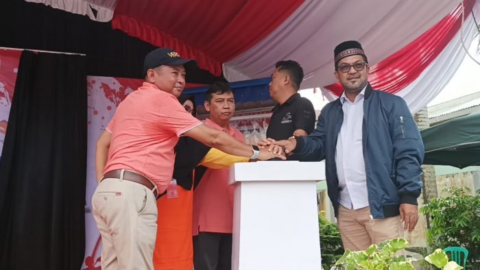 Staf Ahli Bidang Sosial, Kesejahteraan dan Pengembangan SDM Setda Kota Balikpapan Haemusri Umar bersama Camat Balikpapan Tengah Edy Gunawan, LNC saat menekan sirine sebagai tanda peresmian Kampung Sedekah Kelurahan Karang Rejo, Jumat (12/8/2022). Foto: BorneoFlash.com/Niken.