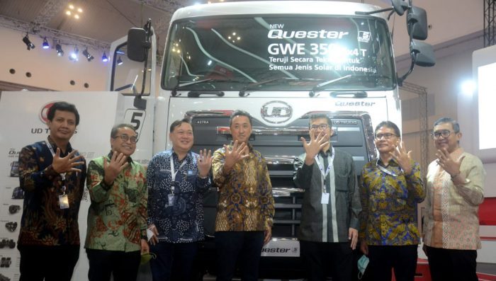 (ki-ka) COO of Astra International UD Sales Operations Bambang Widjanarko, Sales Director of PT United Tractors Iman Nurwahyu, CEO of Astra International UD Sales Operations Winarto Martono, President Director of PT UD Astra Motors Indonesia Mr. Toshihiko Odawara, Director In Charge ASMO 3 Gideon Hasan, Vice President Director of PT UD Astra Motors Indonesia Rahmad Samulo, Marketing Director of PT United Tractors  Loudy Irwanto Elias saat menampilkan produk Quester UD Trucks Euro 5 terbaru dengan Selective Catalytic Reduction (SCR).  Foto:BorneoFlash.com/Ist.