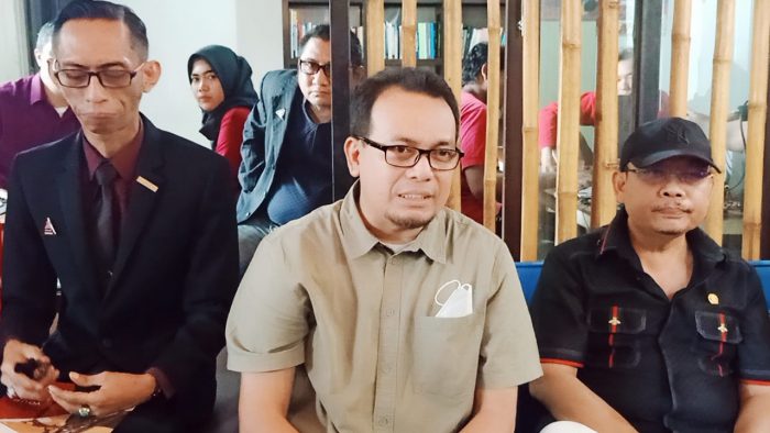 Syukri Wahid dan Amin Hidayat bersama Pengacara Agus Amri berapa waktu lalu. Foto: BorneoFlash.com/DOK.