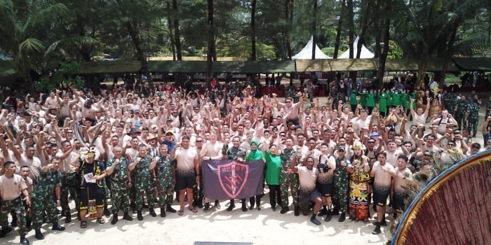 Pangdam VI/Mlw Didampingi Ibu Rahma Tri Budi Utomo Menyaksikan Sport Day dan Culture Day di Pantai Lamaru