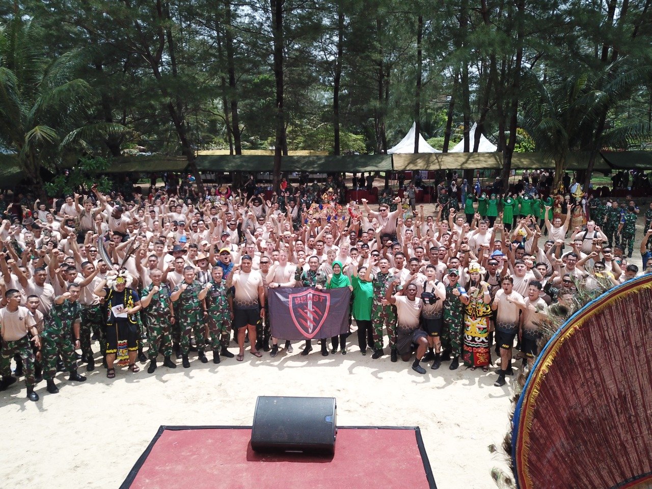 Pangdam VI/Mlw Didampingi Ibu Rahma Tri Budi Utomo Menyaksikan Sport Day dan Culture Day di Pantai Lamaru