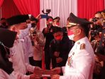 Wali kota Balikpapan saat menyerahkan remisi umum kepada warga binaan Lapas Kelas II A Balikpapan dan Rutan Kelas II B Balikpapan, didampingi Kepala Lapas II A Balikpapan Pujiono Slamet, di Lapas Kelas II A Balikpapan, Rabu (17/8/2022). Foto: BorneoFalsh.com/Niken.