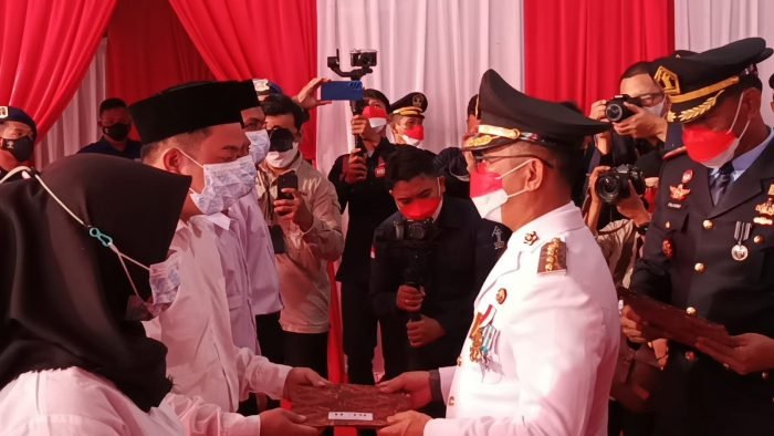 Wali kota Balikpapan saat menyerahkan remisi umum kepada warga binaan Lapas Kelas II A Balikpapan dan Rutan Kelas II B Balikpapan, didampingi Kepala Lapas II A Balikpapan Pujiono Slamet, di Lapas Kelas II A Balikpapan, Rabu (17/8/2022). Foto: BorneoFalsh.com/Niken.