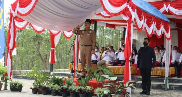 Kepala Otorita Ibu Kota Nusantara Bambang Susantono memimpin Peringatan Hari Ulang Tahun ke-77 Republik Indonesia di Titik Nol Ibu Kota Nusantara pada Rabu (17/8/2022).  Foto: BorneoFlash.com/Ist.