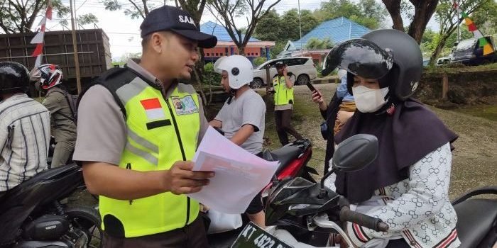 Samsat Kutai Barat Jelaskan Ketentuan Program Pemutihan Pajak Kepada Pengendara