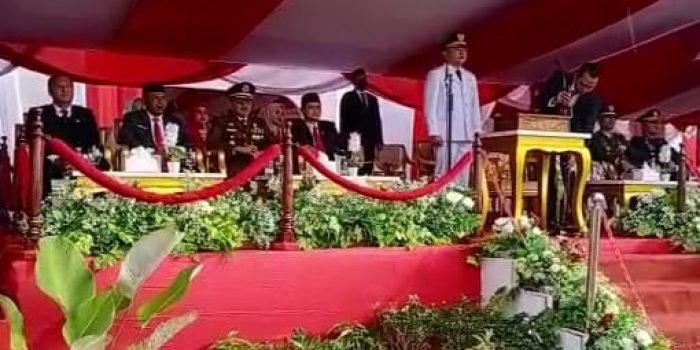 Bupati Paser dr Fahmi Fadli memimpin jalannya upacara di halaman Kantor Bupati Rabu (17/8/2022), upacara berjalan khidmat dan lancar. Foto: HO/Pemkab Paser.