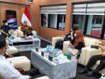 Kepala Kantor Wilayah V KPPU Kalimantan Manaek SM Pasaribu, melakukan Courtesy Call dengan Wali kota Balikpapan H Rahmad Mas’ud, di Kantor Walikota Balikpapan, Kamis (18/8/2022). Foto:BorneoFlash.com/Ist.