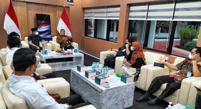 Kepala Kantor Wilayah V KPPU Kalimantan Manaek SM Pasaribu, melakukan Courtesy Call dengan Wali kota Balikpapan H Rahmad Mas’ud, di Kantor Walikota Balikpapan, Kamis (18/8/2022). Foto:BorneoFlash.com/Ist.