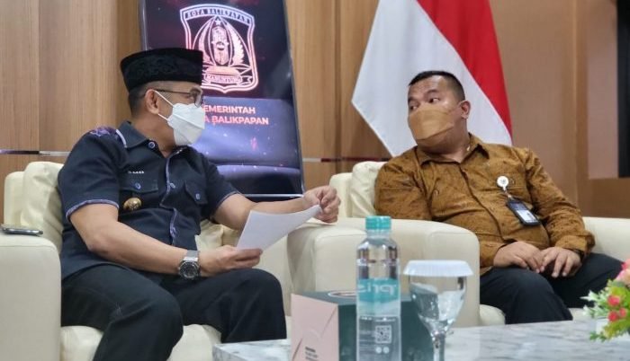 Kepala Kantor Wilayah V KPPU Kalimantan Manaek SM Pasaribu, melakukan Courtesy Call dengan Wali kota Balikpapan H Rahmad Mas’ud, di Kantor Walikota Balikpapan, Kamis (18/8/2022). Foto: BorneoFlash.com/Ist.