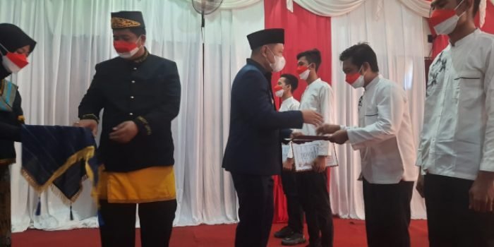 Bupati Paser dr Fahmi Fadli secara simbolis menyerahkan remisi umum kepada Warga Binaan, 10 orang langsung bebas. Foto: HO/Pemkab Paser.
