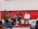(kiri ke kanan) Talkshow bersama Head of Competence Development PT. UD Astra Motor Indonesia Ali Rachman, Koordinator Sertifikasi Tipe Kendaraan Bermotor (Kementerian Perhubungan RI) Tri Bowo Leksono, Moderator Aris Harvenda, Wakil Ketua Asosiasi Produsen Biofuel Indonesia (APROBI) Paulus Tjakrawan. Foto: BorneoFlash.com/Ist.