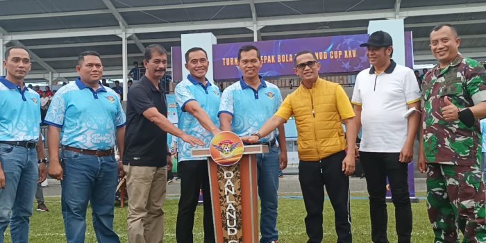 Pangdam VI/Mulawarman didampingi Komandan Lanud Dhomber, Wali Kota Balikpapan serta Forum Komunikasi Pimpinan Daerah dan Kepala Dispora Provinsi Kaltim menekan tombol sirine dan kick off, yang menandakan turnamen sepak bola Danlanud Cup ke XXV tahun 2022 