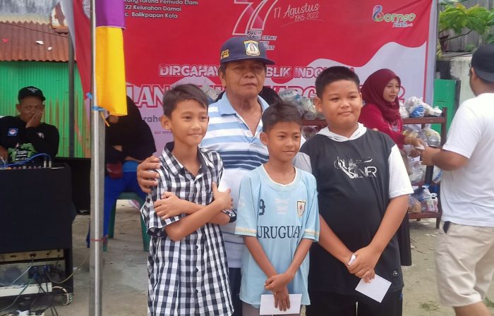 Ketua RT Gunadi foto bersama anak-anak RT 22 Kelurahan damai yang beruntung mendapat hadiah doorprize. Foto: BorneoFlash.com/Ardian.