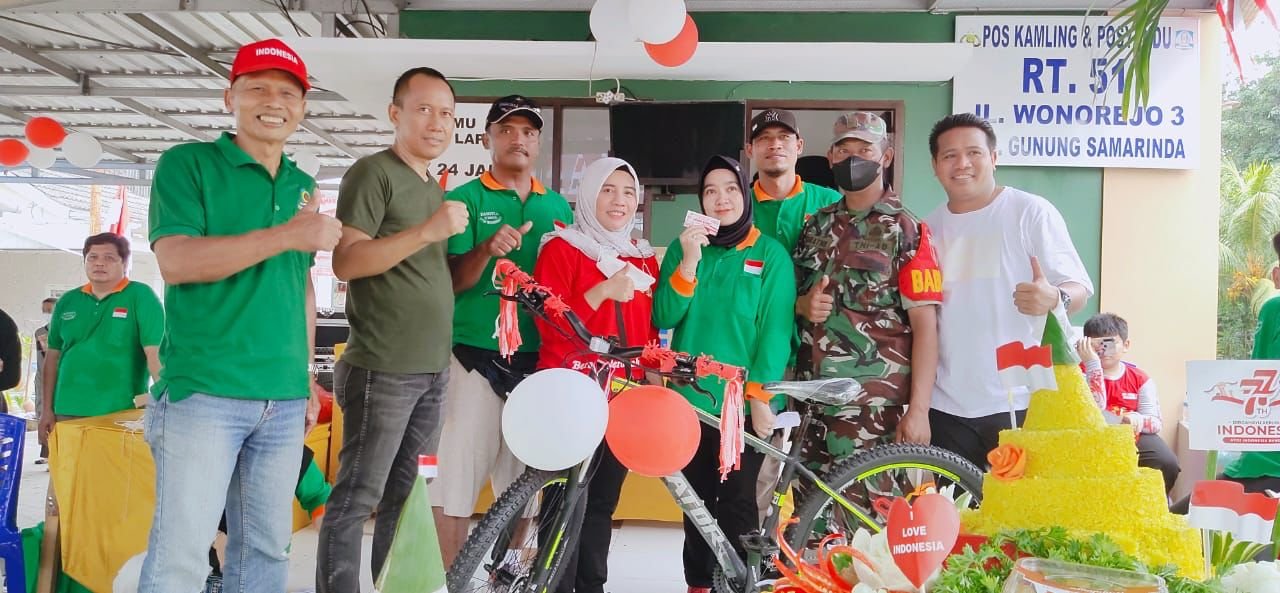 Ketua DPW PKB Kaltim Syafruddin saat menyerahkan hadiah kepada pemenang jalan Santai. (foto:BorneoFlash.Com/ist).