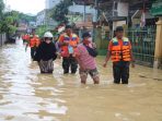 Para prajurit Lanud Dhomber membantu warga terdampak banjir di Kota Balikpapan, khususnya di Kelurahan Damai Bahagia Balikpapan Selatan Kamis (25/8/2022). (foto:BorneoFlash.com/ist).