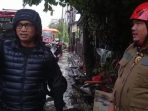 Wali kota Balikpapan H Rahmad Mas'ud didampingi Sekretaris BPBD Balikpapan Izmir Novian, meninjau beberapa lokasi pemukiman warga terdampak banjir pada hari Kamis (25/8/2022).(foto:BorneoFlash.com/ist).