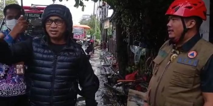 Wali kota Balikpapan H Rahmad Mas'ud didampingi Sekretaris BPBD Balikpapan Izmir Novian, meninjau beberapa lokasi pemukiman warga terdampak banjir pada hari Kamis (25/8/2022).(foto:BorneoFlash.com/ist).