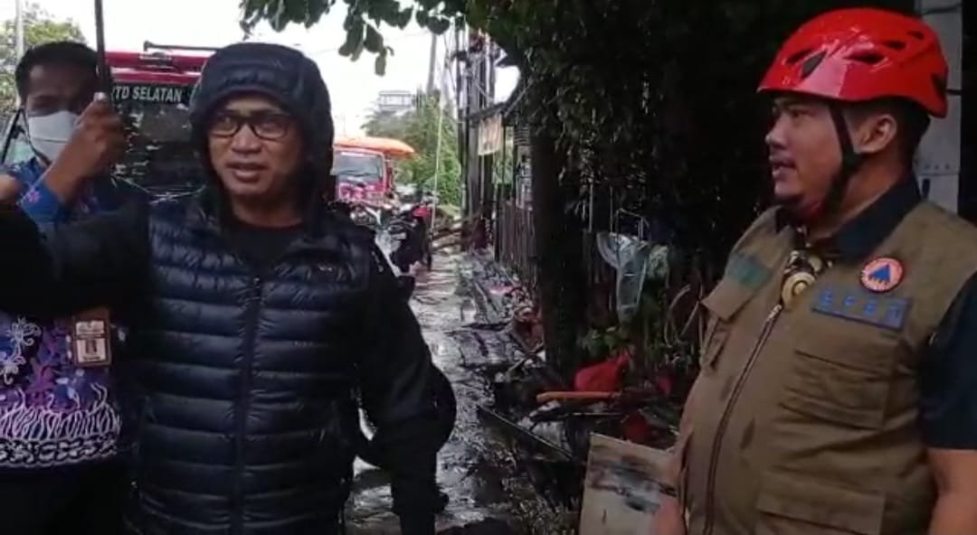 Wali kota Balikpapan H Rahmad Mas'ud didampingi Sekretaris BPBD Balikpapan Izmir Novian, meninjau beberapa lokasi pemukiman warga terdampak banjir pada hari Kamis (25/8/2022).(foto:BorneoFlash.com/ist).