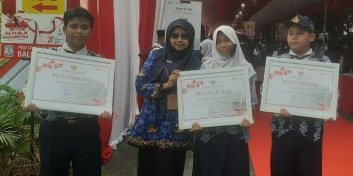 Guru SMP Negeri 3 Balikpapan sekaligus pembina Ekstrakurikuler Sains Triana Yuni Astuti bersama ketiga pelajar SMPN 3 Balikpapan yang mendapatkan penghargaan dari Wali kota Balikpapan dalam upacara HUT ke 77 Kemerdekaan RI di Lapangan Merdeka, Rabu (17/8/