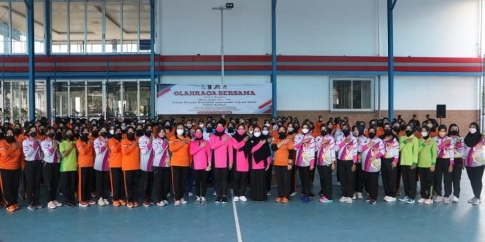 Sambut HUT Polwan ke-74, Polda Kaltim Gelar Olahraga Bersama dengan Prajurit TNI Wanita  