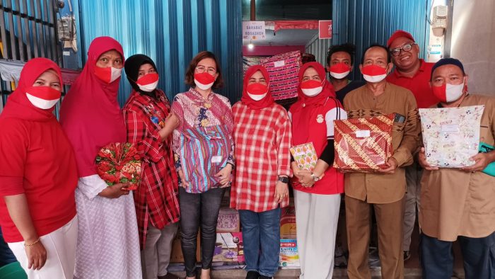 Pimpinan PT Henjelina Karya Abadi, Rosa saat memberikan hadiah kepada para rekanan, dalam rangka menyemarakan Hari Kemerdekaan ke 77 Republik Indonesia, di Kantor PT Henjelina Karya Abadi yang berada di Jalan Ruhui Rahayu II No 44 Balikpapan, Jumat (26/8/2022) sore. Foto: BorneoFlash.com/Niken.