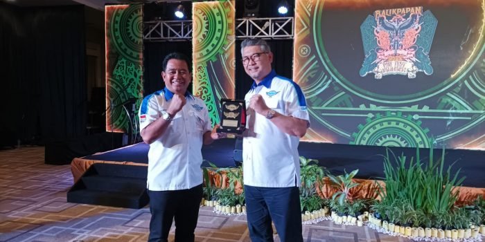 Ketua IMBI Balikpapan H Kamaruddin Ibrahim saat memberikan souvenir kepada IMBI Jambi, pada acara Welcome Dinner IMBI di Hotel Jatra Balikpapan, Jumat (26/8/2022) malam.Foto: BorneoFlash.com/Niken.