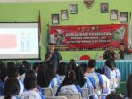 Satgas Pamtas Yon Armed 5/105 Tarik/PG bidang teritorial bekerjasama dengan Dinas Kesehatan (Dinkes) Kabupaten Malinau melaksanakan sosialisasi Kesehatan di SMAN 1 Malinau, Jumat ( 26/08/2022). Foto: HO/Pendam VI.