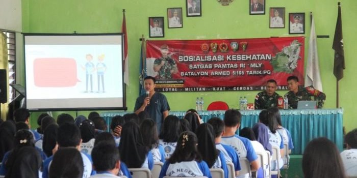 Sasar Siswa SMA, Satgas Pamtas Yon Armed 5/105 Tarik/PG Sosialisasi Kesehatan  